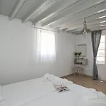 Apartman Gryparis' Club